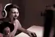 youtuber beim gamen - schreit ins micro